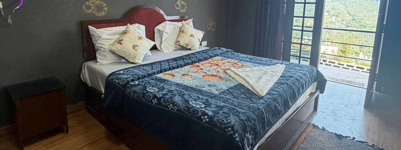 09 SUITE ROOM BED