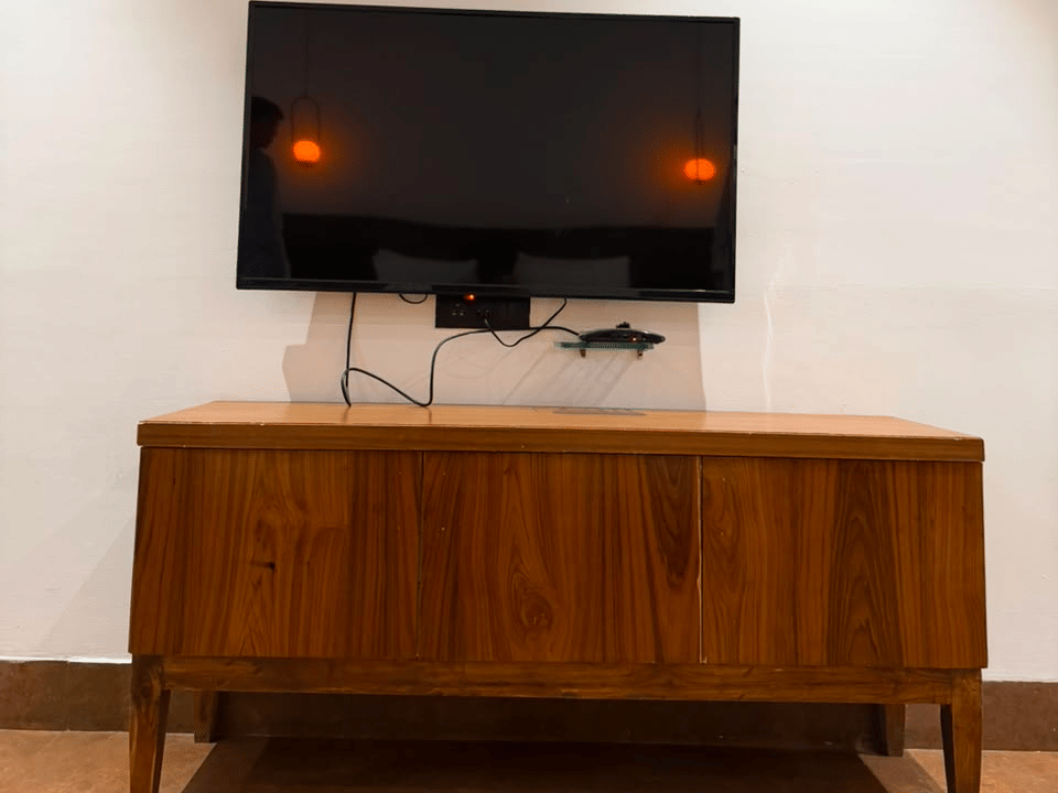 Club Premium Room, Television console in dark wood