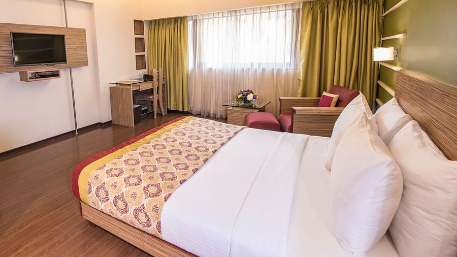 room with green interiors and wooden flooring - hotel bawa suites