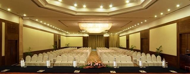 banquet hall with roundtable and theatre stle seating1