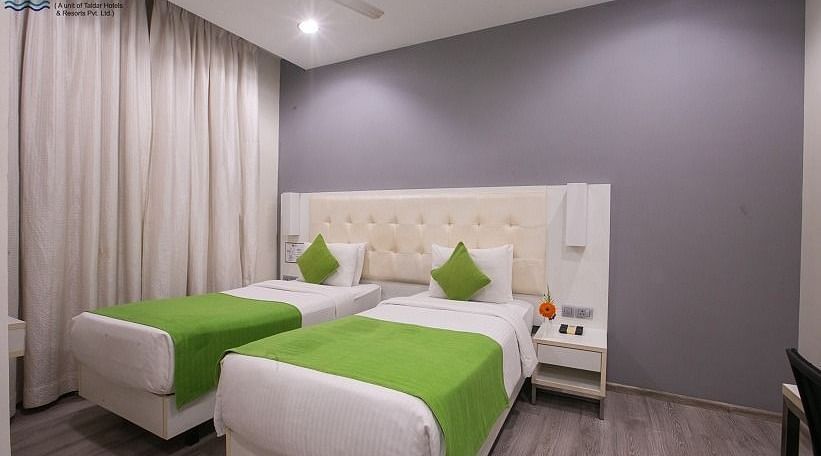 Deluxe Room with Twin Beds at Hotel Mumbai House, Airoli