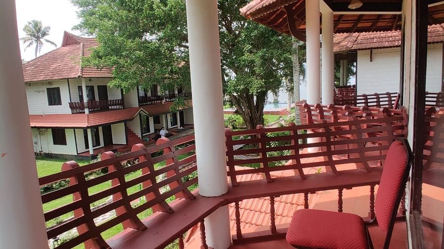 the courtyard - Doves Goldfieldd Lake resort