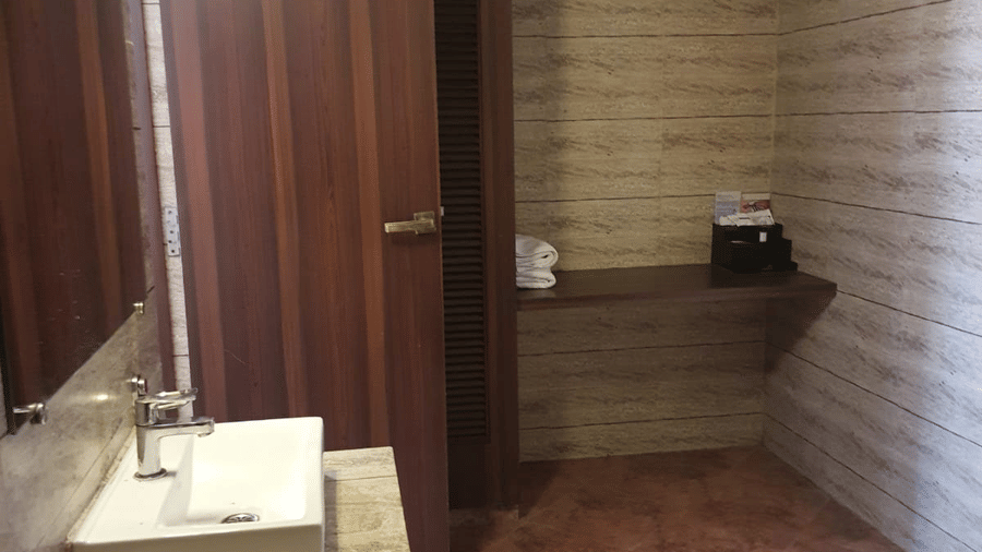 SUPER DELUXE BATHROOM 3