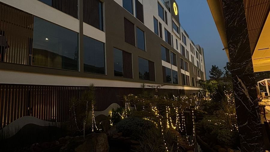 Outdoor Area with Warm Lighting and a Contemporary Architectural Design - VRR Astoria Hotel and Conventional Centre