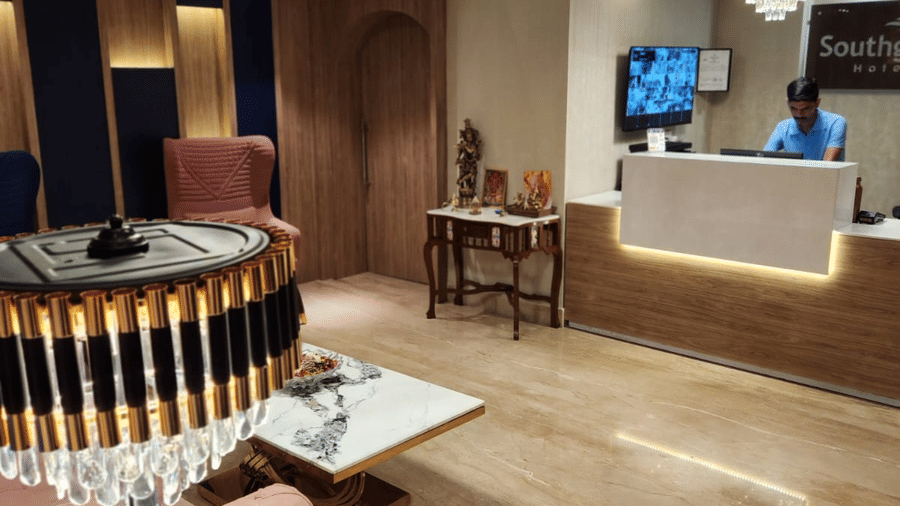 Spacious lobby with contemporary seating, warm lighting and stylish interiors at Hotel Southgate Goa, Calangute, offering guests a comfortable and welcoming arrival.