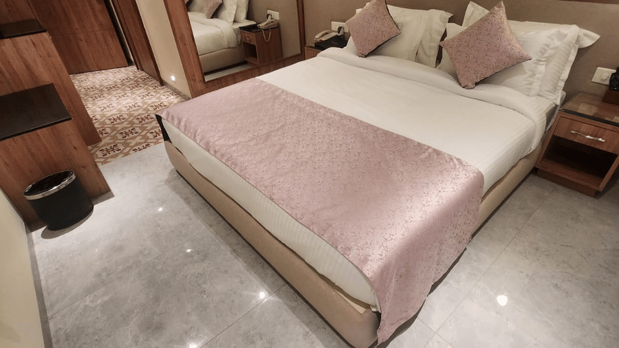 Comfortable Super Deluxe Room with modern furnishings, a spacious bed and warm interiors at Hotel Southgate Goa, Calangute, offering guests a relaxing stay.