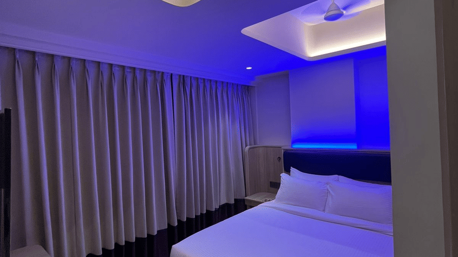 Efficiently designed studio room featuring high ceilings and a cosy atmosphere for travellers at Indie Stays, NESCO Goregaon.