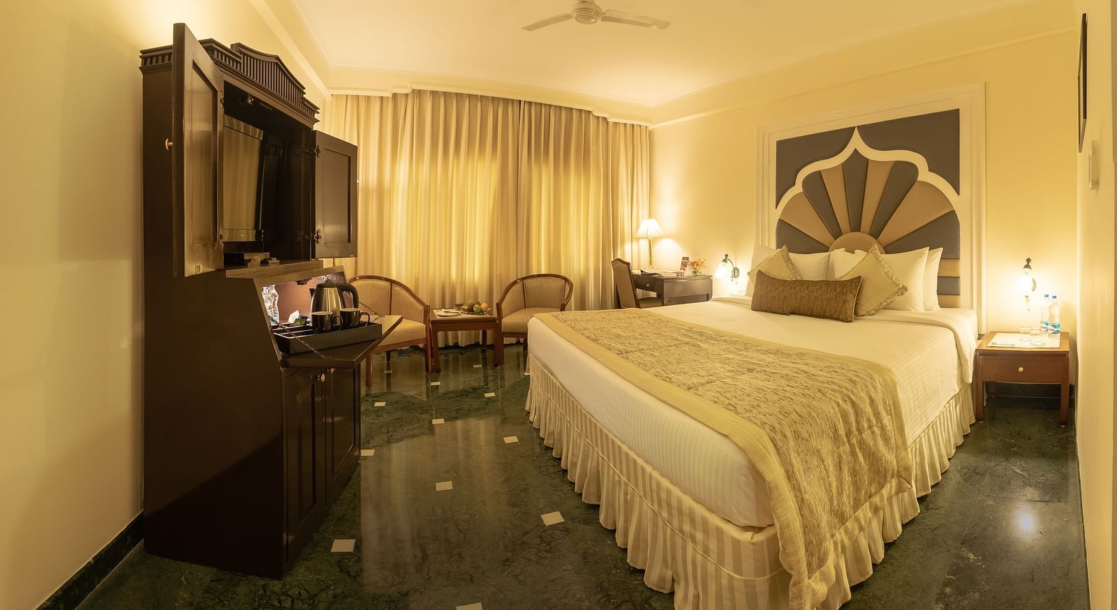 Deluxe Room with a double bed and a television
