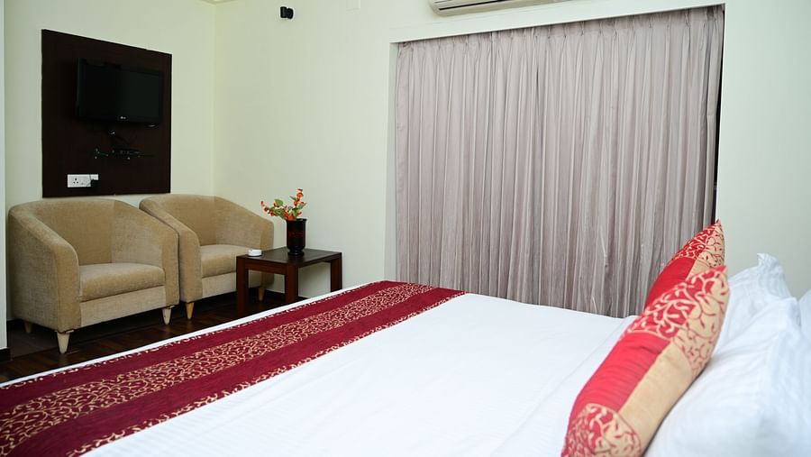 Image of a bed and two sofas at the Executive Suite at Sterling Keys by TGI