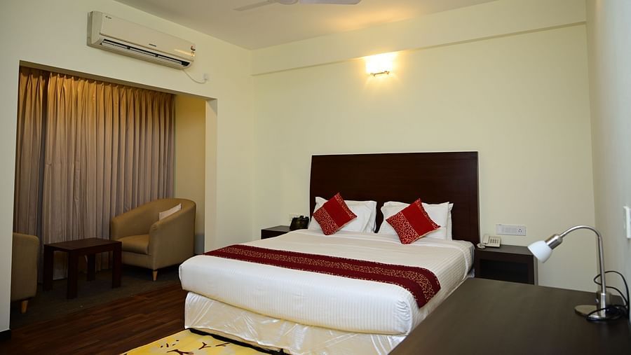 A double bed with red blanket and red pillow covers in the Executive Suite at Sterling Keys by TGI 4