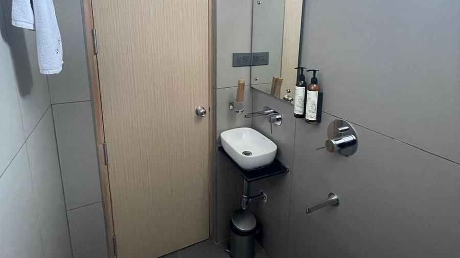 Clean and modern shower area with sleek design at Hotel Kyzen HiTech City – Your Zenly Stay
