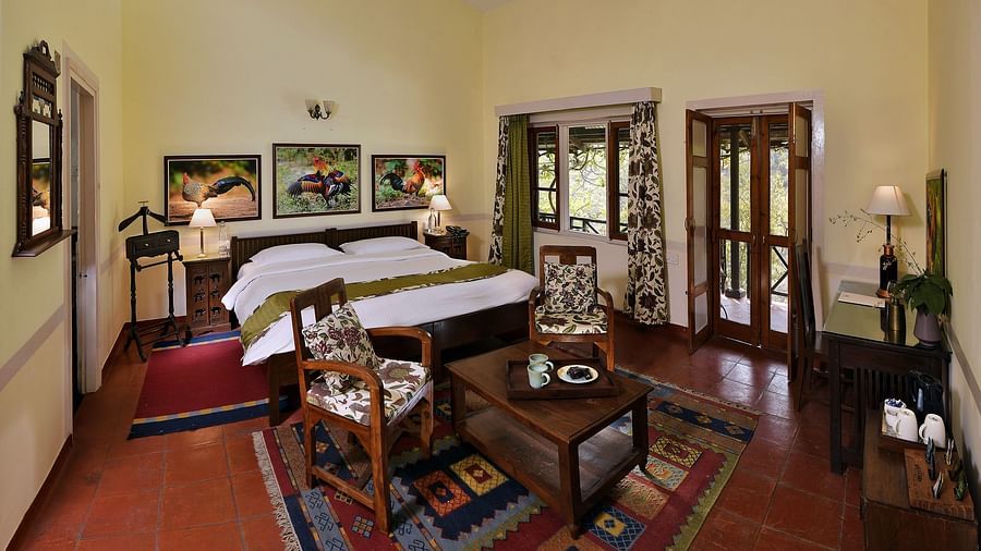 Jungle Fowl room amidst the nature
