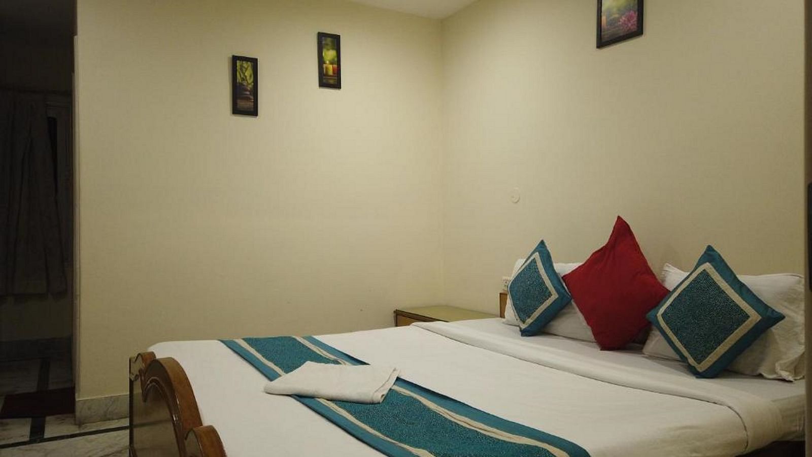 Deluxe Room at Ecotel Vinayak