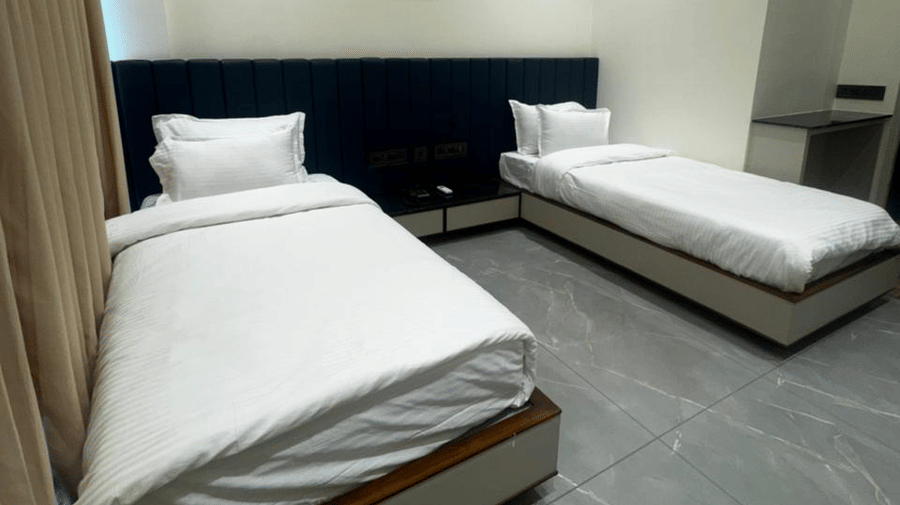 Deluxe room with 2 single beds and air-conditioning - Lords Swastik Studio, Kodinar