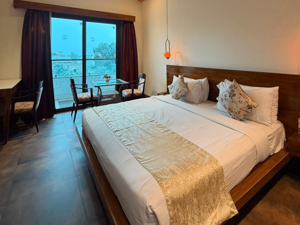 Skyline by Miraya, Club Executive, Bed with balcony and seating