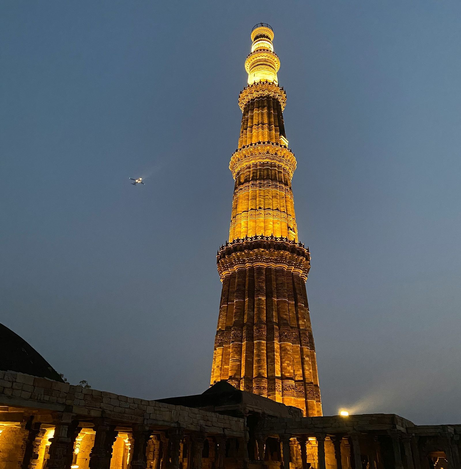 image of the qutub minar in late eveing