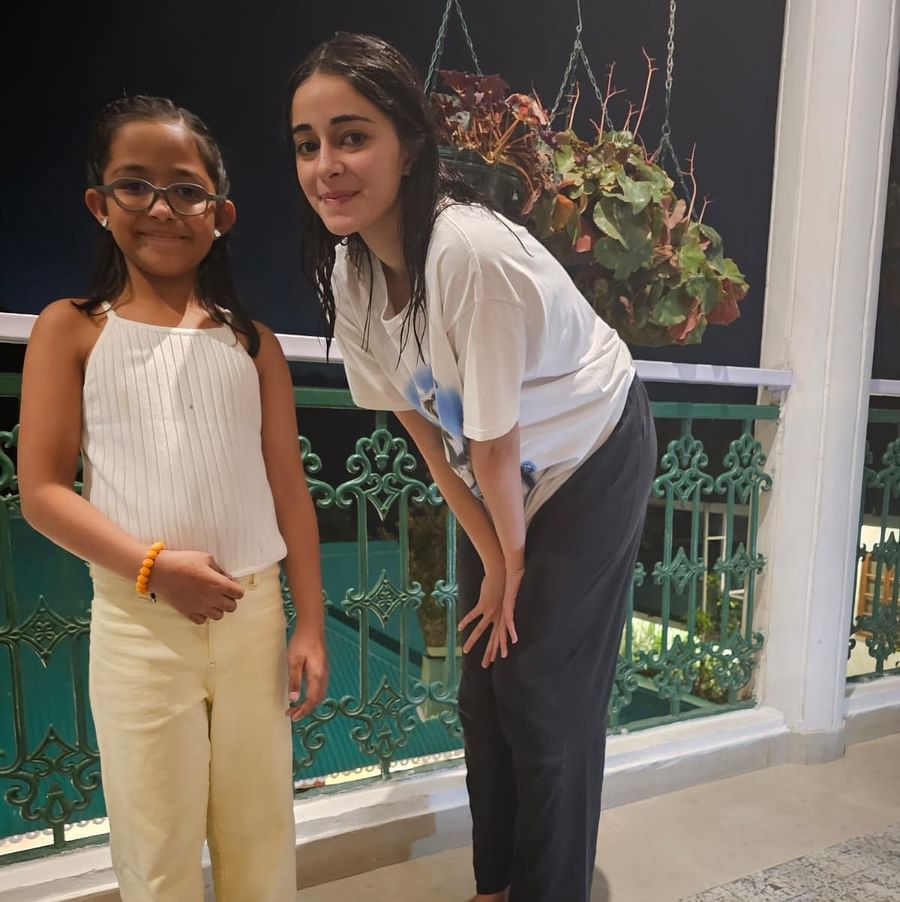 Image of  Ananya Pandey and a kid posing for a picture at shaheen bagh 