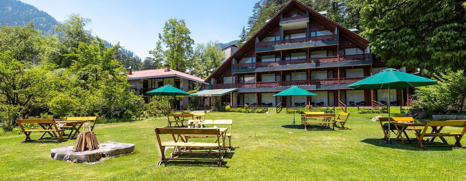 facade with outdoor seating at Bedzzz Xclusiv Baikunth, Manali