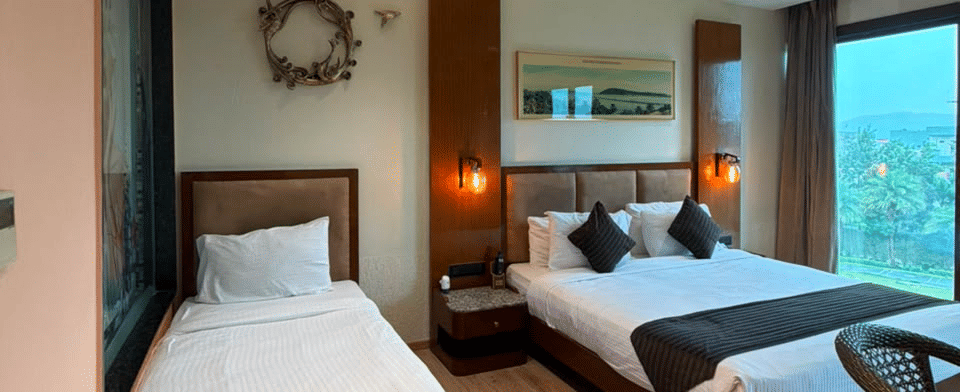 Accommodations, Single bed alongside the king bed