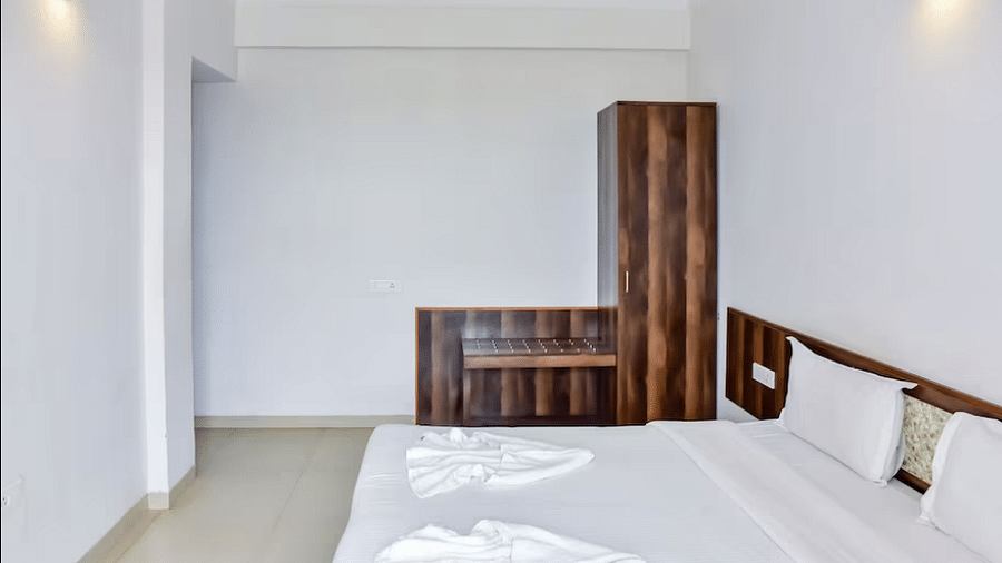 A  spacious room with a bed and wardrobe at La Vida Studio Inn Goa.