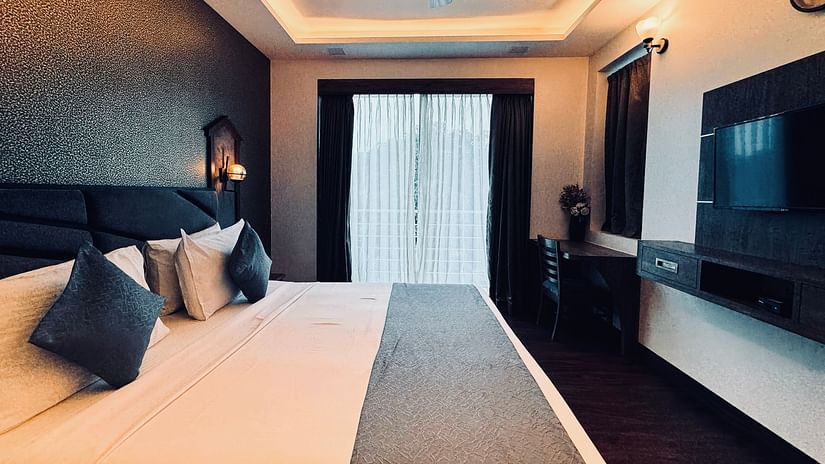 DELUXE ROOM (2)