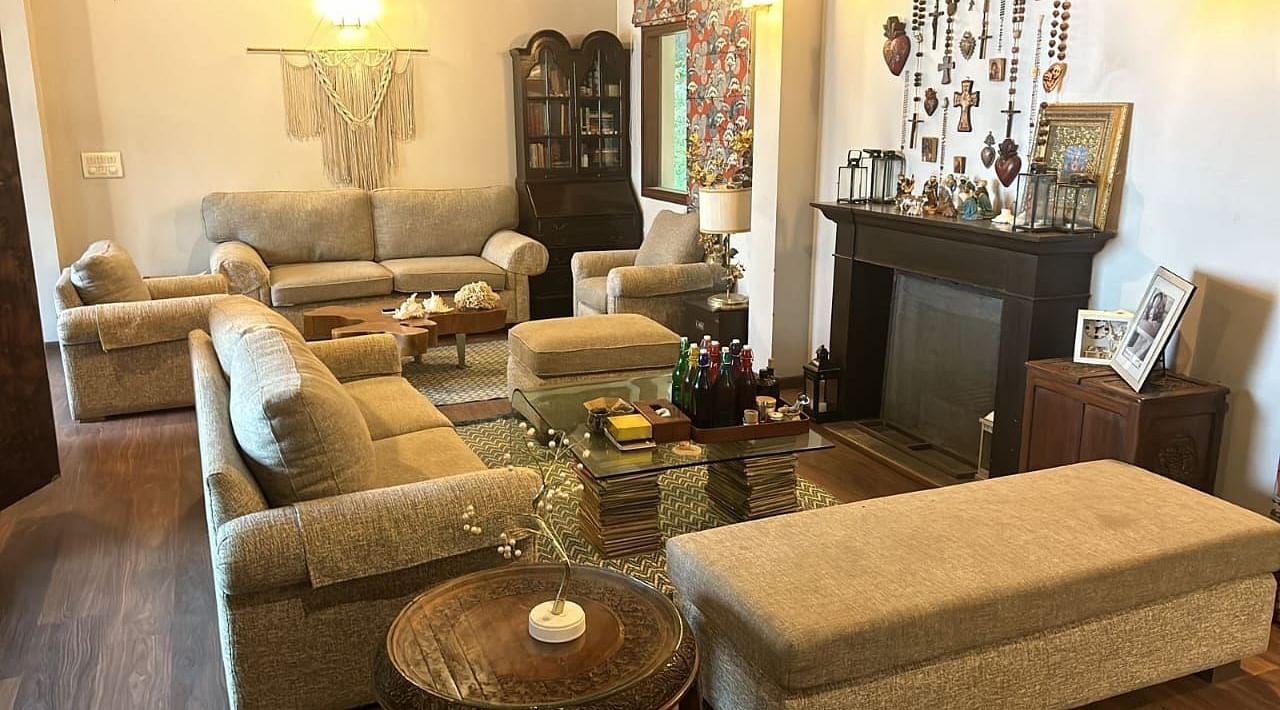 A living area with a comfortable sofas around the table in Presidential Suite at SOUTHGATE KASAULI BY ZENQ.