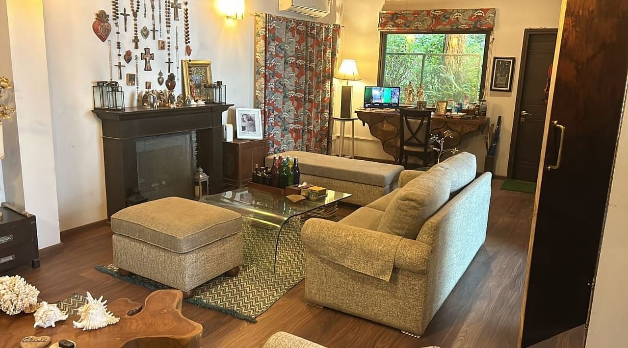 A living area with a comfortable sofas around the table in Presidential Suite at SOUTHGATE KASAULI BY ZENQ.