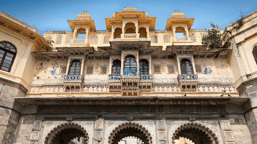 The majestic gates of the Bagore Ki Haveli in Udaipur featuring 3 arched entrances.