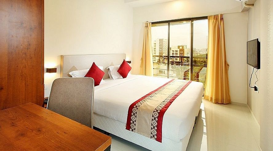 Cosy room with comfortable amenities  at Mumbai House Luxury  Apartment, Mumbai