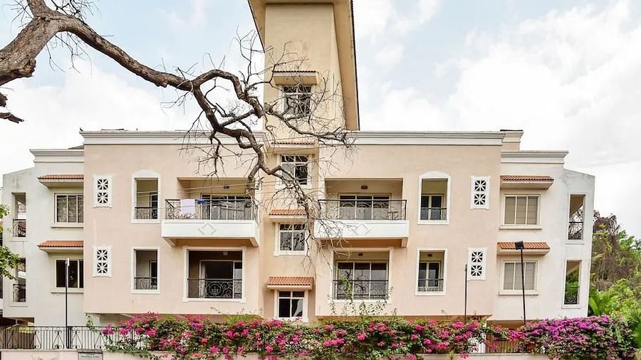 Exterior view of a building, possibly the inn at La Vida Studio Inn Goa.