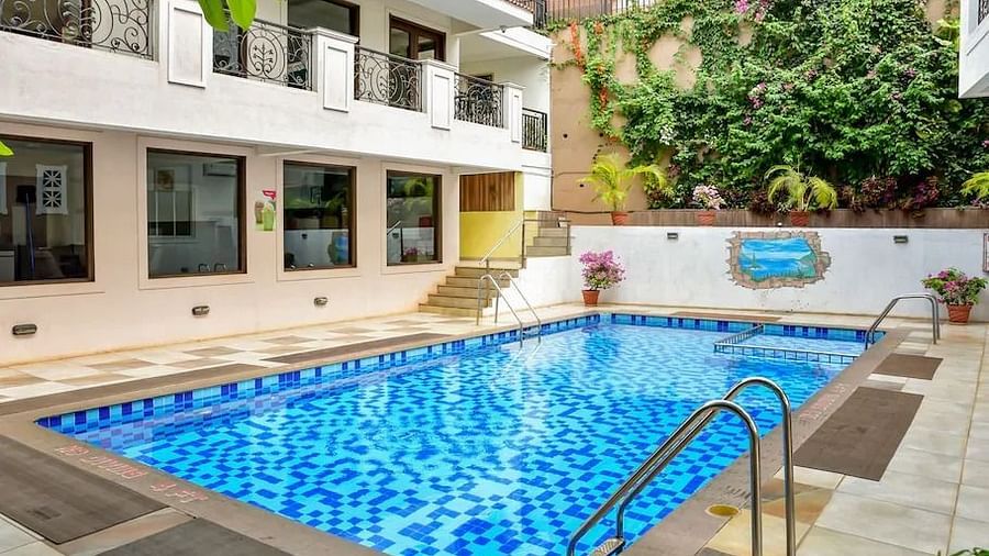 Swimming pool with an exterior view of the facade at La Vida Studio Inn.