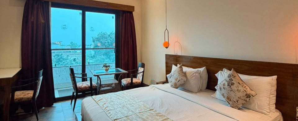Club Executive Room, Bed with balcony and seating