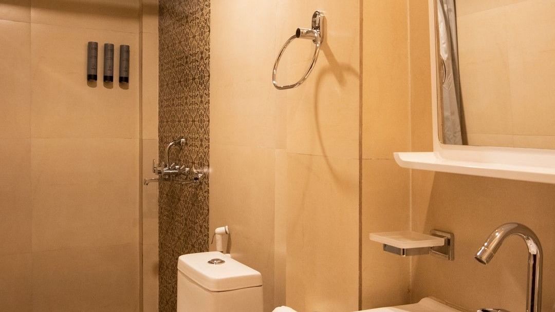 A commode and wash basin in the bathroom | Summit Oakden Resort & Spa, Mall Road