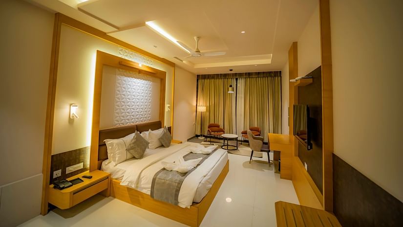 Studio With Breakfast room with a double bed, a writing desk and a coffee table.
