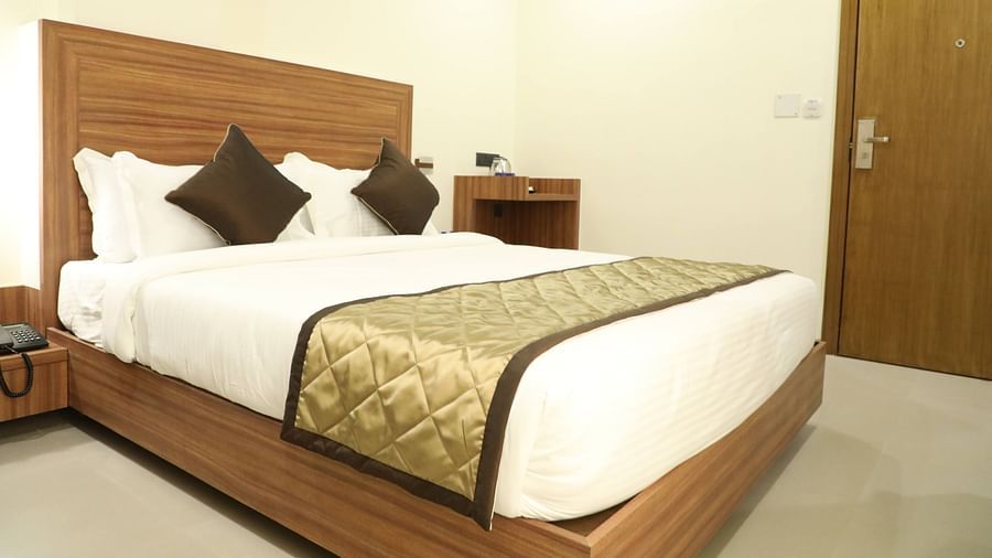 Deluxe King Room | Kyriad Hotel, Solapur