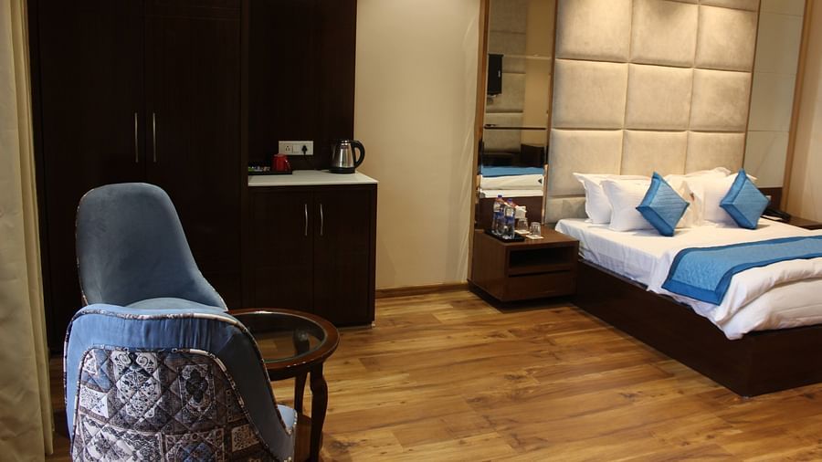 Mastiff Hotel in Dalhousie offers a seating area, allowing guests to enjoy the picturesque view from the window. - Mastiff Hotel, Dalhousie