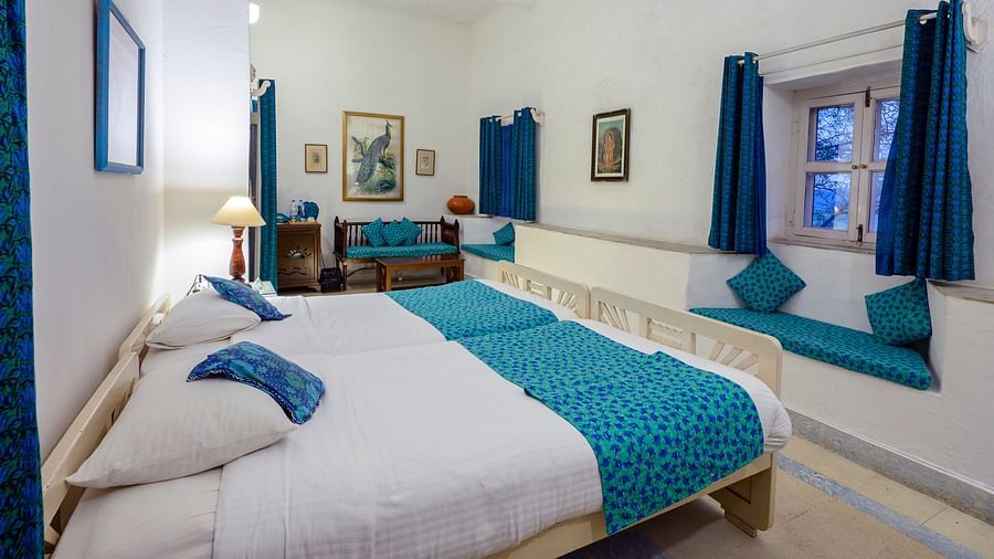 Hill Fort Kesroli 14th Century Alwar - interior view of the Mayur Mahal - Countryside View room with blue decor, air conditioner and king size bed 