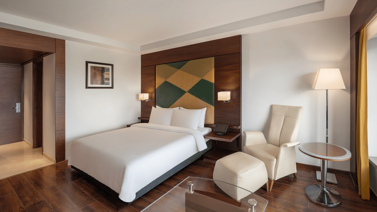 Executive Deluxe Room - King Bedroom (out-in)