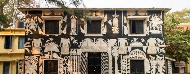 image of a building in shantiniketan in west bengal with wall graffiti done over it 