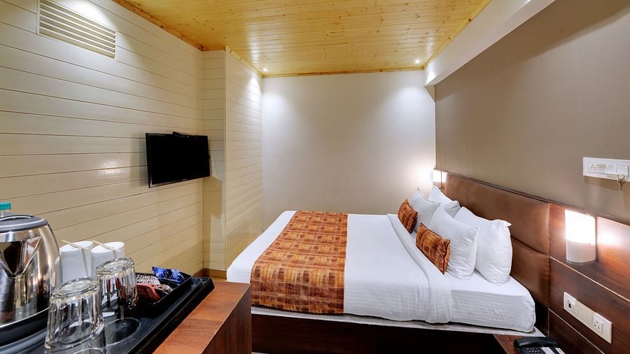 A double bed and a TV in the Standard Room at Hotel Sumitel Vista T.V Tower 