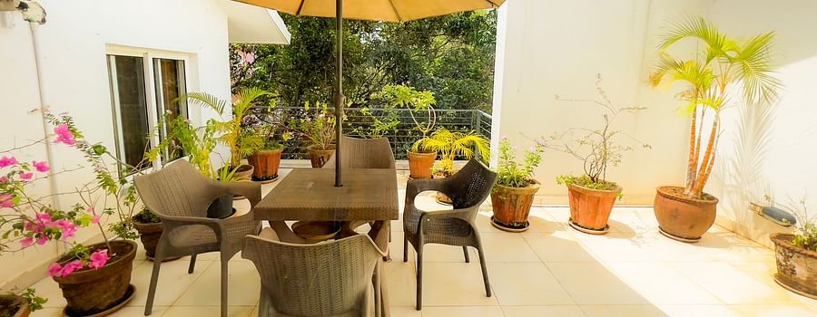 seating arrangements below a big unbrealla in the terrace of El Benito Goa
