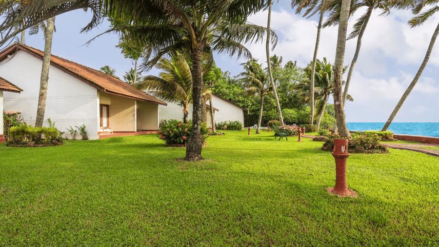 Garden in Abad Whispering Palms Resort in Kumarakom