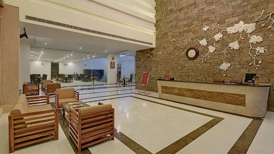 Waiting area featuring lavish seating arrangements and a reception desk - Clarks Safari, Ranthambore