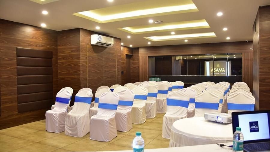 Image of a table with a laptop placed on it and chairs in front at Calux Grand Baga.