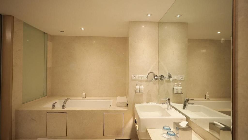 bathtub-room-holiday-inn-mumbai-international-airport-an-ihg-hotel-