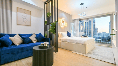 Luxury studio with sofa, bathtub and city views at Turmeric Stays by Lime Tree Hotel, Greater Noida.