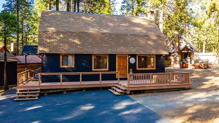 Exterior of Shaver Lake Village Hotel with the forest in the backdrop.
