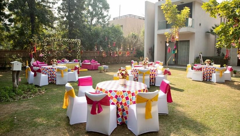 outdoor dining at a wedding reception