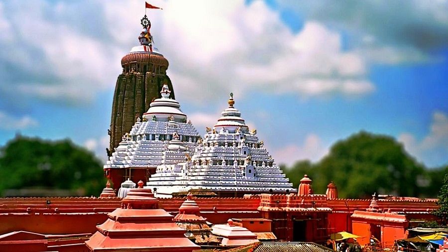 jagannath temple in Puri with huge architectural formations from ancient times