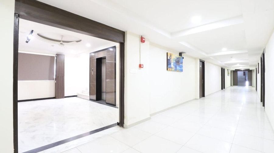 Corner view of a wide door frame between the reception area and the lobby, leading to the rooms.